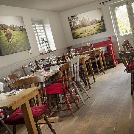 مبيت وإفطار تْشيبينْغْ كامبدين The Churchill Arms المظهر الخارجي الصورة